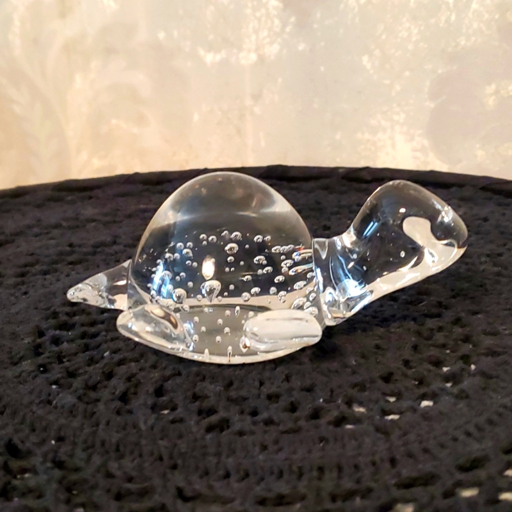 Turtle glass with controlled bubbles paperweight
